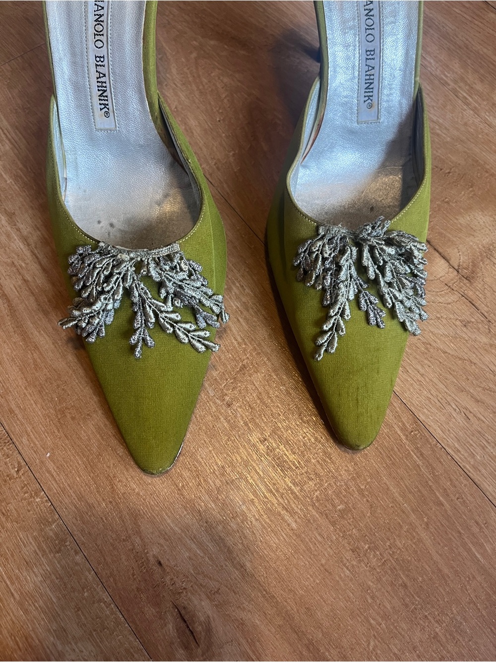 Vintage Manolo Blahnik green silk mule heel with grey/metallic tassel fringe - Picture 5 of 7